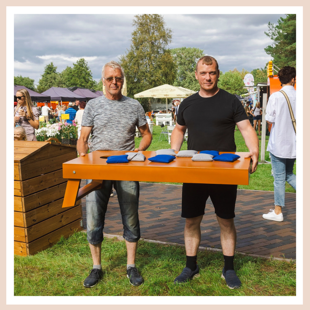 cornhole mäng, mängukomplekt ( mängulaud ja mängukotid)